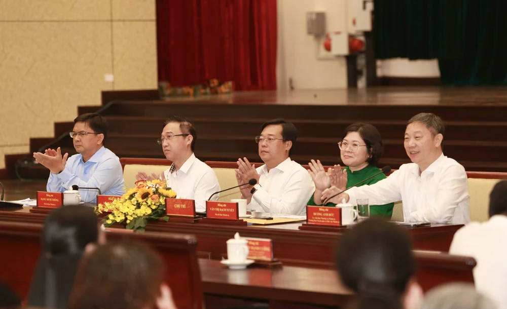 Phó Bí thư Thường trực Thành ủy TP.HCM Lê Quốc Phong, Phó Bí thư Thành ủy TP.HCM Văn Thị Bạch Tuyết, Phó Bí thư Thành ủy TP.HCM Đặng Minh Thông, Phó Chủ tịch UBND TP.HCM Nguyễn Mạnh Cường thăm hỏi văn nghệ sĩ tại buổi họp mặt. Ảnh: HOÀNG GIANG TPHCM-hop-mat-van-nghe-si-bao-chi 2.jpg