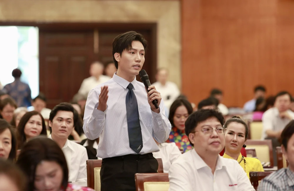 Ca sĩ Anh Tú nêu ý kiến. Ảnh: HOÀNG GIANG TPHCM-hop-mat-van-nghe-si-bao-chi 7.jpg