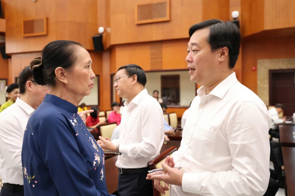 Phó Bí thư Văn Thị Bạch Tuyết: TP.HCM sẽ có thêm nhiều công trình văn hóa lớn-gap-mat-van-nghe-si-tphcm 2.jpg