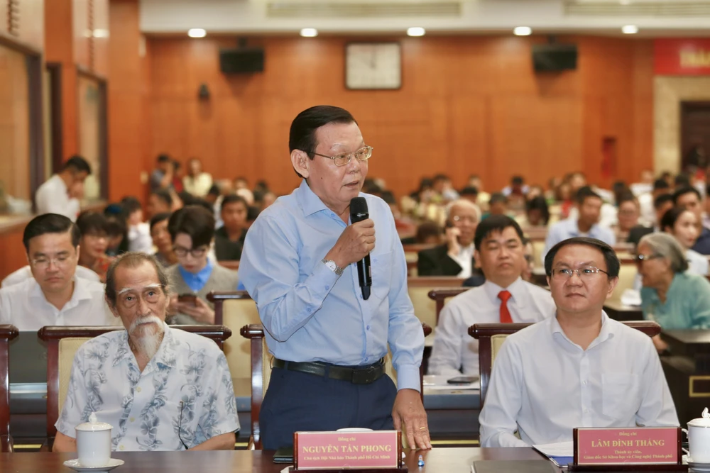 Chủ tịch Hội Nhà báo TP.HCM Nguyễn Tấn Phong nêu ý kiến. Ảnh: HOÀNG GIANG TPHCM-hop-mat-van-nghe-si-bao-chi 4.jpg