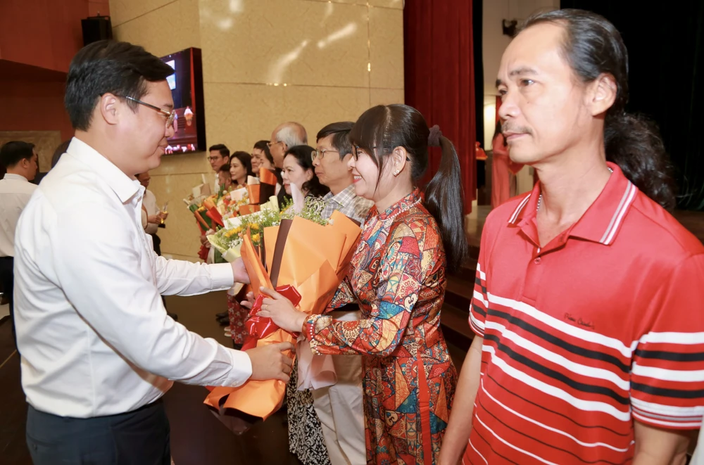 Phó Bí thư Thường trực Thành ủy TP.HCM Lê Quốc Phong trao tặng bằng khen cho văn nghệ sĩ có đóng góp tích cực vào sự phát triển của TP. Ảnh: HOÀNG GIANG van-hoa-van-nghe-si-tphcm.jpg