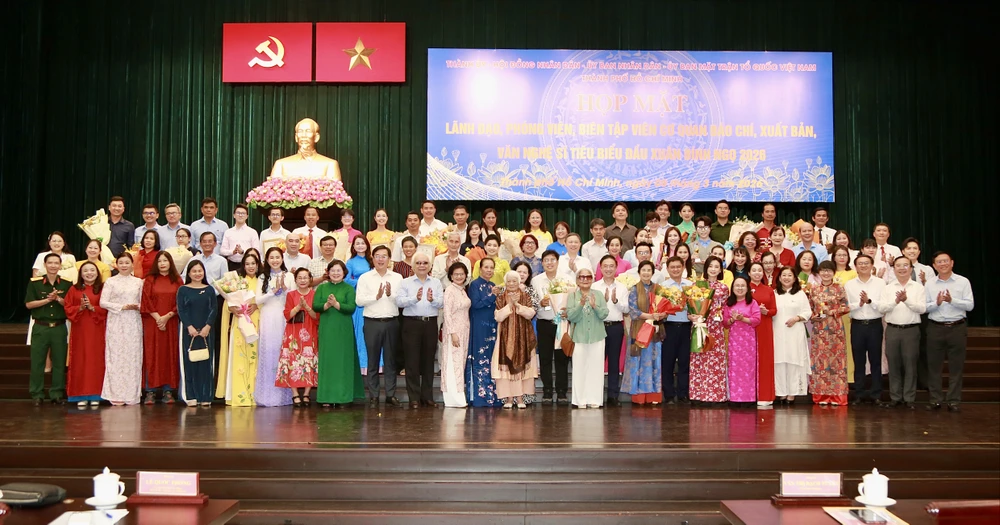 Các đại biểu chụp ảnh lưu niệm tại buổi gặp mặt. Ảnh: HOÀNG GIANG IMG_1576.jpg