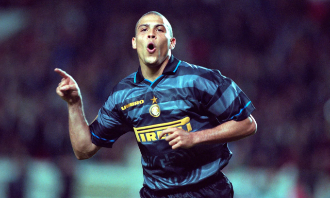 Người ngoài hành tinh Ronaldo ăn mừng sau khi ghi bàn cho Inter vào lưới Lazio trong trận chung kết Uefa Cup năm 1998. Ảnh: Offside