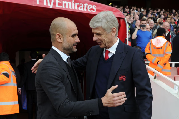 HLV Pep Guardiola (trái) và cựu HLV Arsene Wenger. Ảnh: Independent