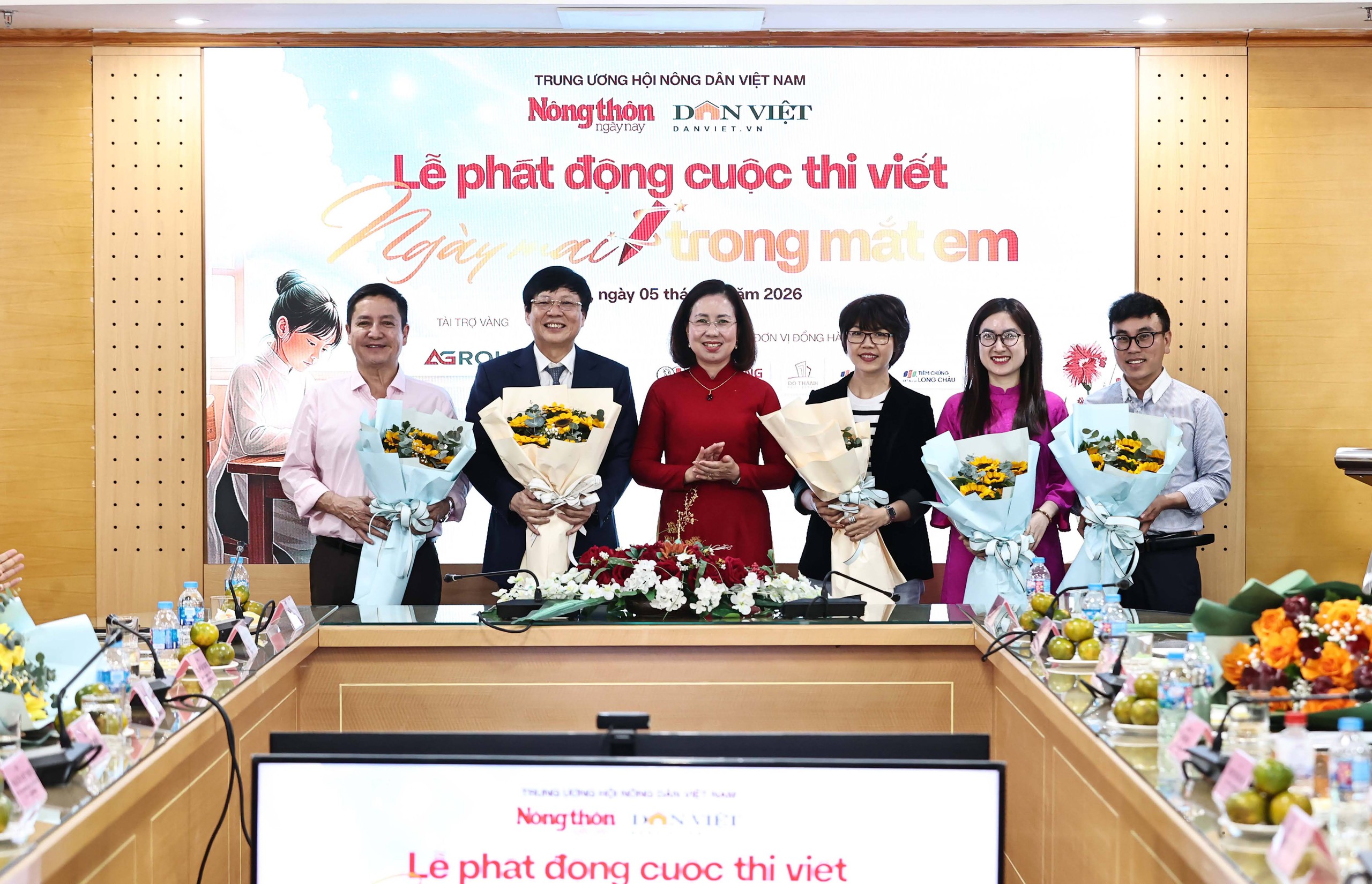 Hoa hậu Ngọc Hân, diễn viên Chí Trung, Hà Việt Dũng ngồi 