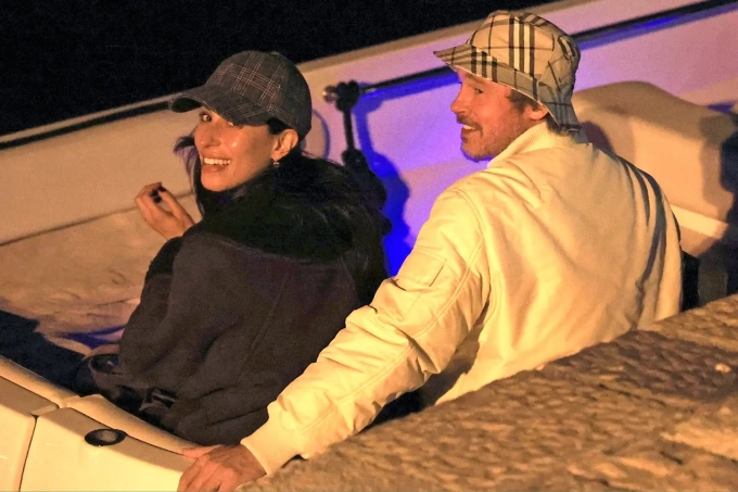 Brad Pitt và bạn gái ngồi trên tàu ở Hy Lạp hôm 3/3. Ảnh: Backgrid