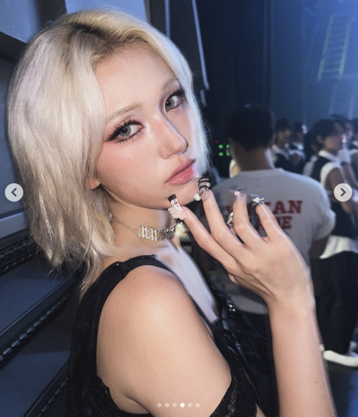 Nhũ sáng ở khóe mắt trong là điểm nhấn nhỏ, hiệu quả lớn.