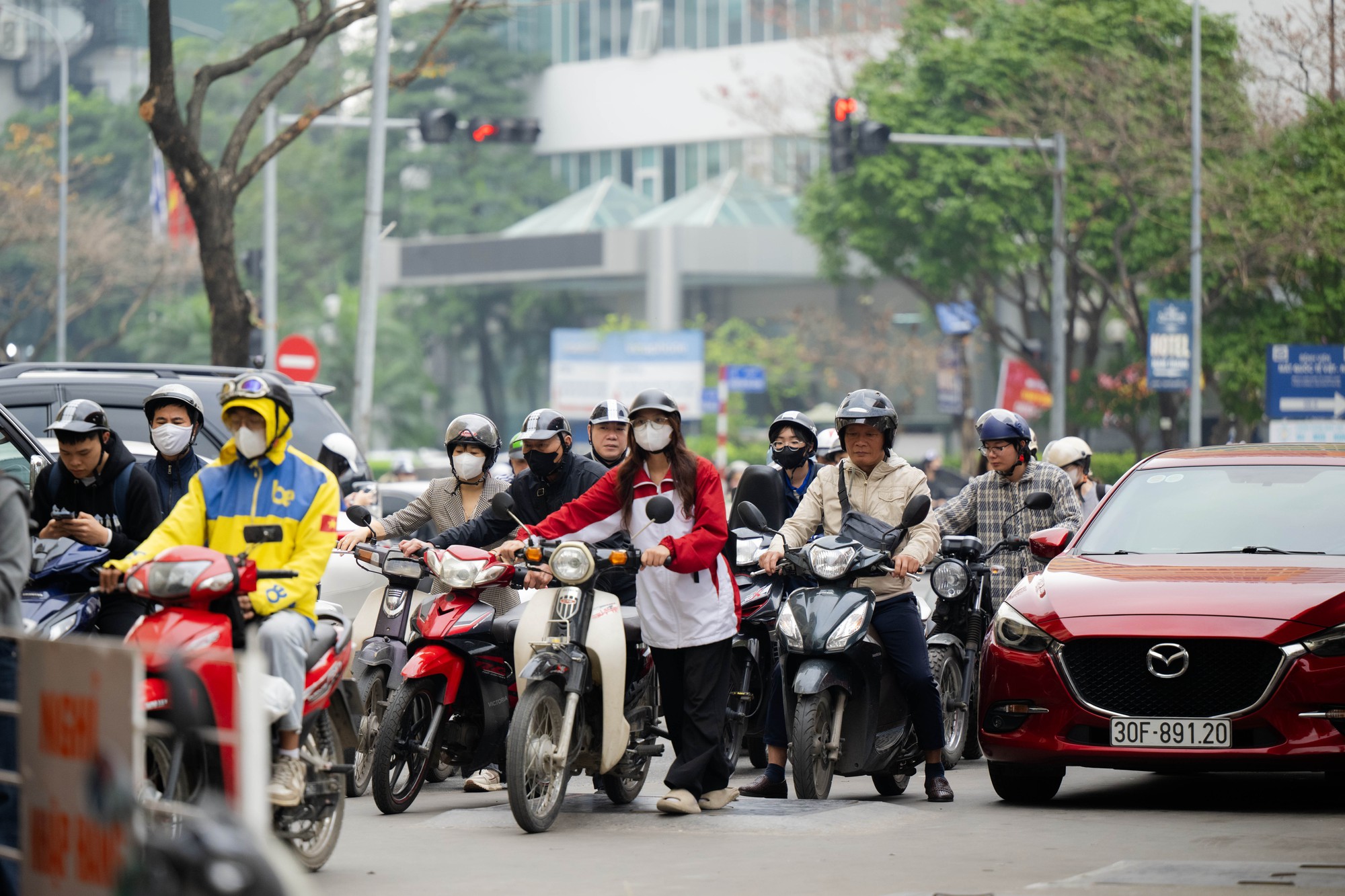 Lo giá xăng tăng mạnh vào chiều 5/3, người dân và nhiều shipper Hà Nội xếp hàng chờ đổ đầy xăng từ sớm- Ảnh 2.