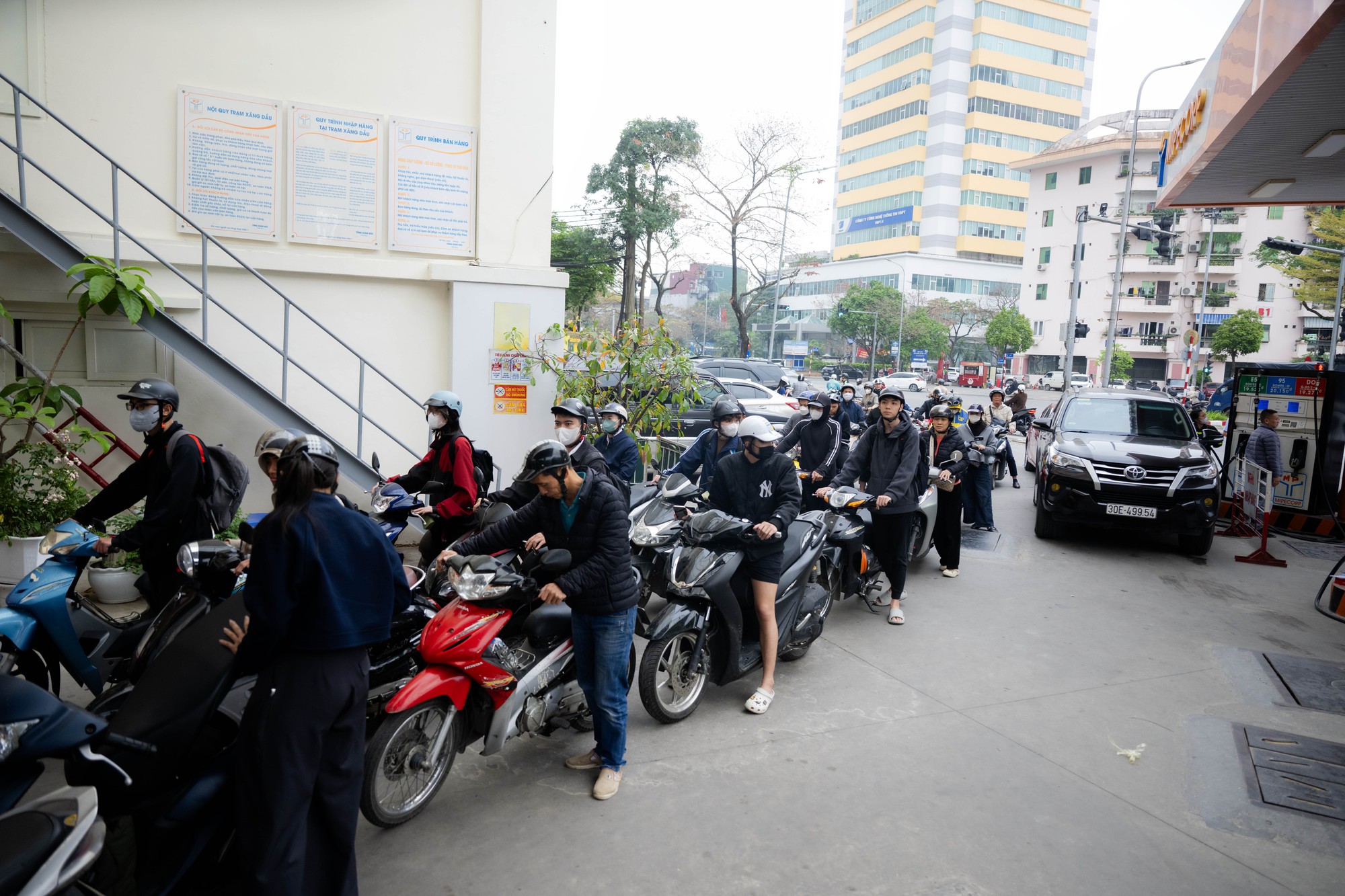 Lo giá xăng tăng mạnh vào chiều 5/3, người dân và nhiều shipper Hà Nội xếp hàng chờ đổ đầy xăng từ sớm- Ảnh 3.