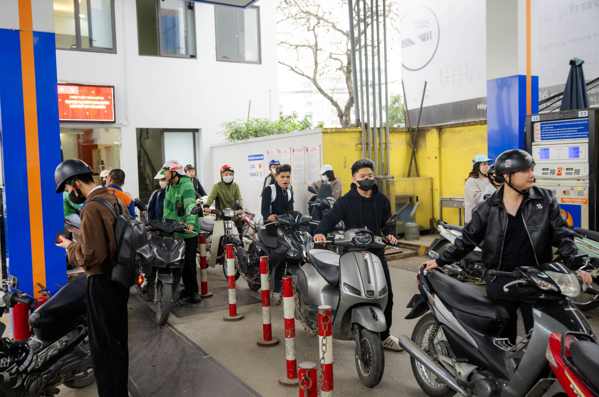 Lo giá xăng tăng mạnh vào chiều 5/3, người dân và nhiều shipper Hà Nội xếp hàng chờ đổ đầy xăng từ sớm- Ảnh 4.