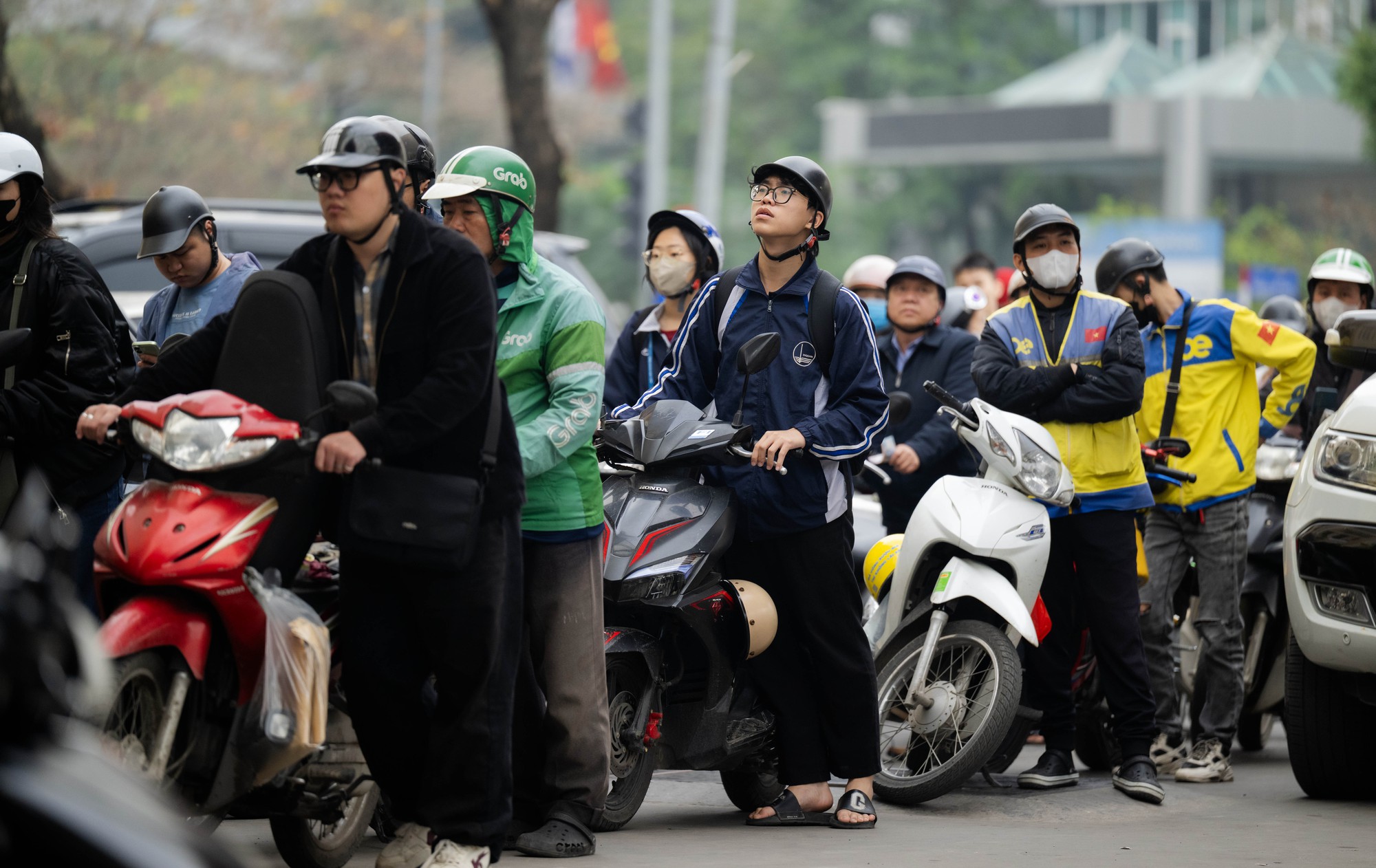 Lo giá xăng tăng mạnh vào chiều 5/3, người dân và nhiều shipper Hà Nội xếp hàng chờ đổ đầy xăng từ sớm- Ảnh 5.