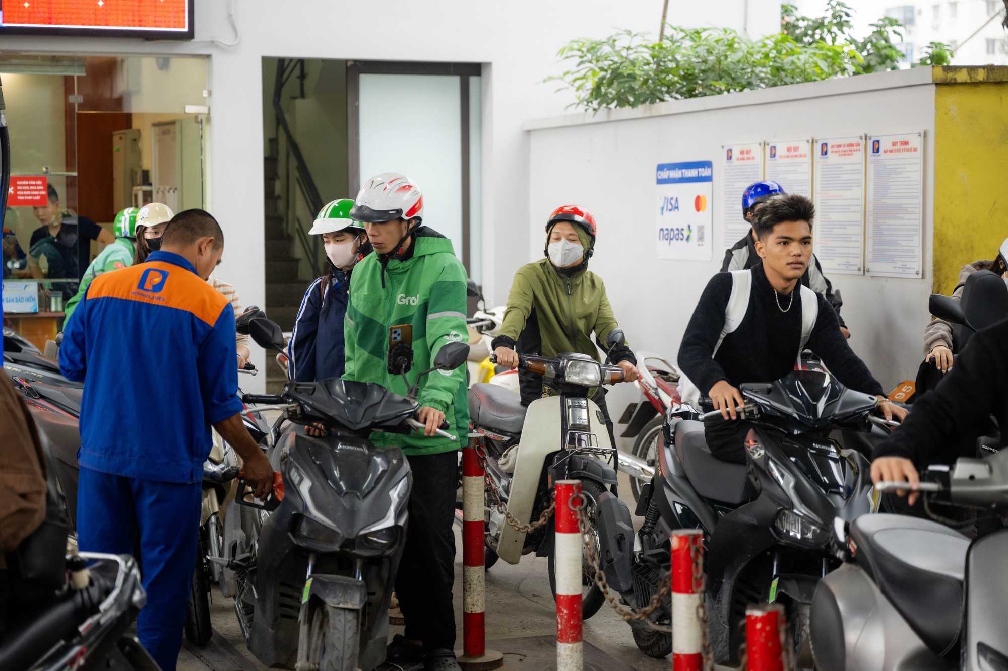 Lo giá xăng tăng mạnh vào chiều 5/3, người dân và nhiều shipper Hà Nội xếp hàng chờ đổ đầy xăng từ sớm- Ảnh 6.