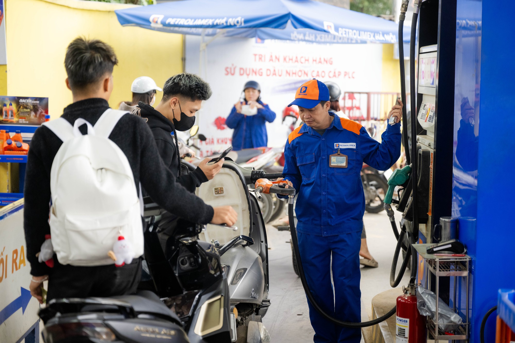 Lo giá xăng tăng mạnh vào chiều 5/3, người dân và nhiều shipper Hà Nội xếp hàng chờ đổ đầy xăng từ sớm- Ảnh 7.