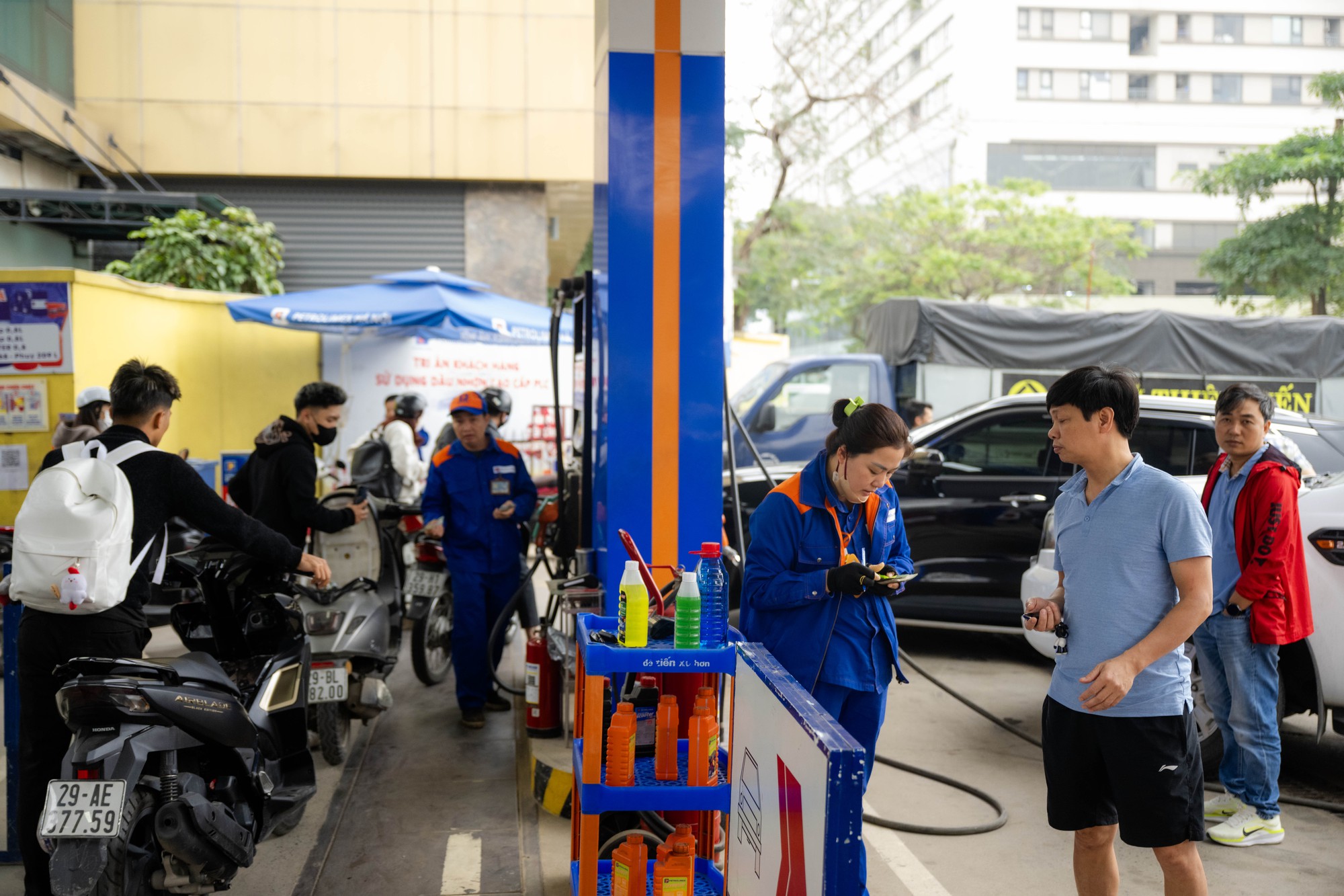 Lo giá xăng tăng mạnh vào chiều 5/3, người dân và nhiều shipper Hà Nội xếp hàng chờ đổ đầy xăng từ sớm- Ảnh 8.