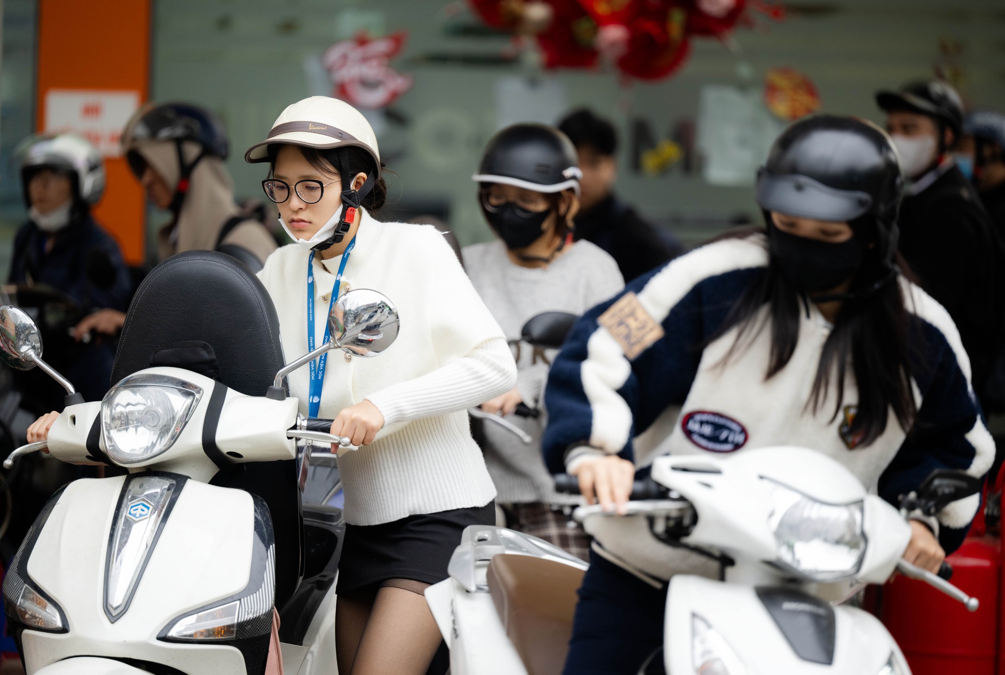 Lo giá xăng tăng mạnh vào chiều 5/3, người dân và nhiều shipper Hà Nội xếp hàng chờ đổ đầy xăng từ sớm- Ảnh 9.