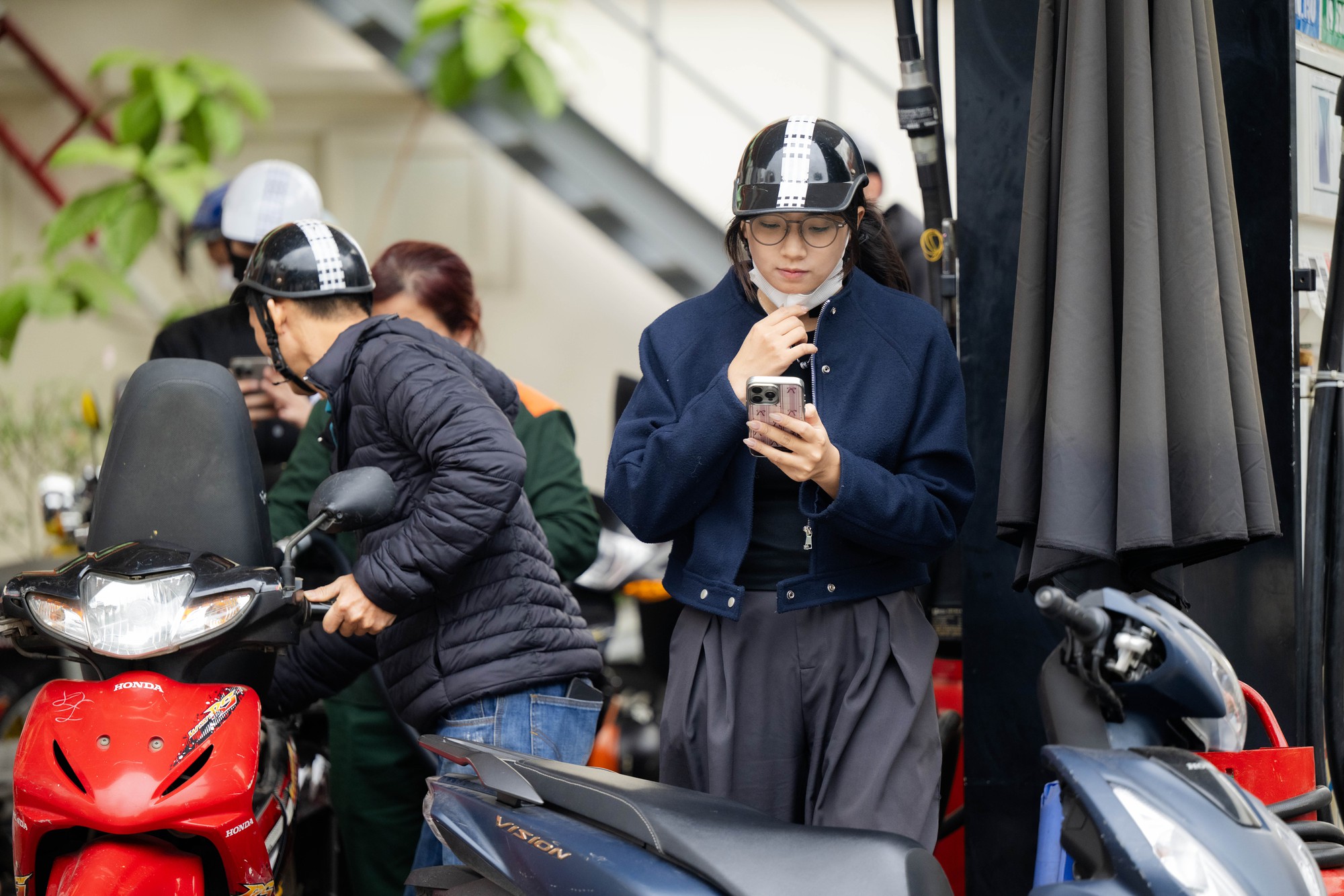 Lo giá xăng tăng mạnh vào chiều 5/3, người dân và nhiều shipper Hà Nội xếp hàng chờ đổ đầy xăng từ sớm- Ảnh 10.