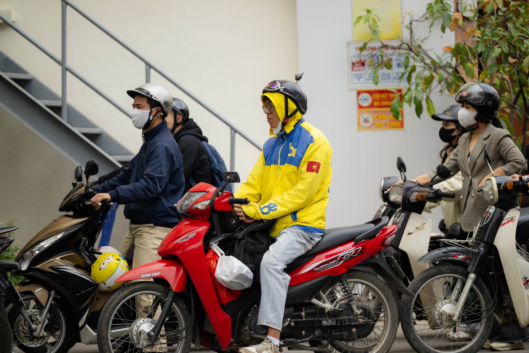 Lo giá xăng tăng mạnh vào chiều 5/3, người dân và nhiều shipper Hà Nội xếp hàng chờ đổ đầy xăng từ sớm- Ảnh 11.