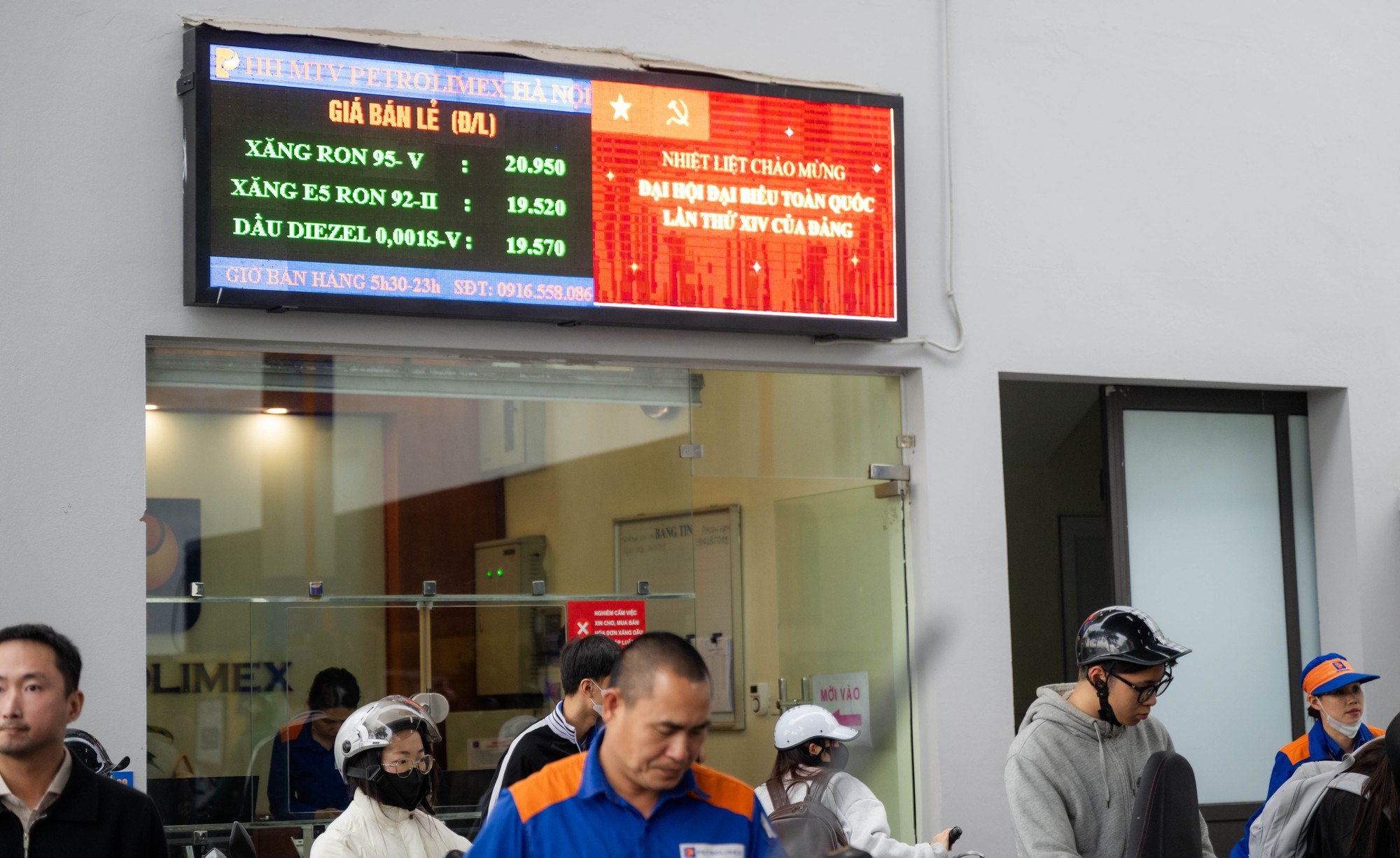 Lo giá xăng tăng mạnh vào chiều 5/3, người dân và nhiều shipper Hà Nội xếp hàng chờ đổ đầy xăng từ sớm- Ảnh 12.