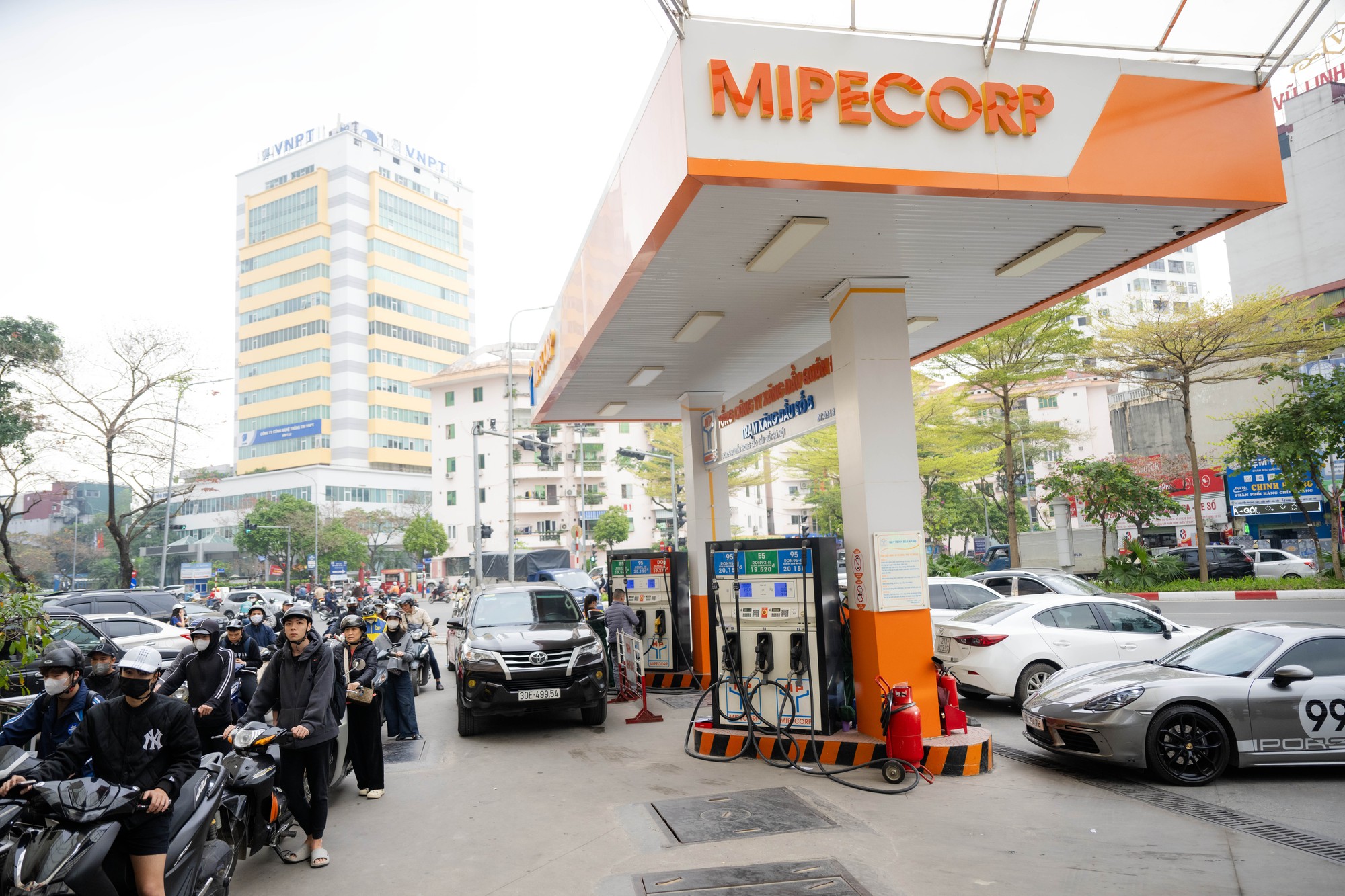 Lo giá xăng tăng mạnh vào chiều 5/3, người dân và nhiều shipper Hà Nội xếp hàng chờ đổ đầy xăng từ sớm- Ảnh 13.
