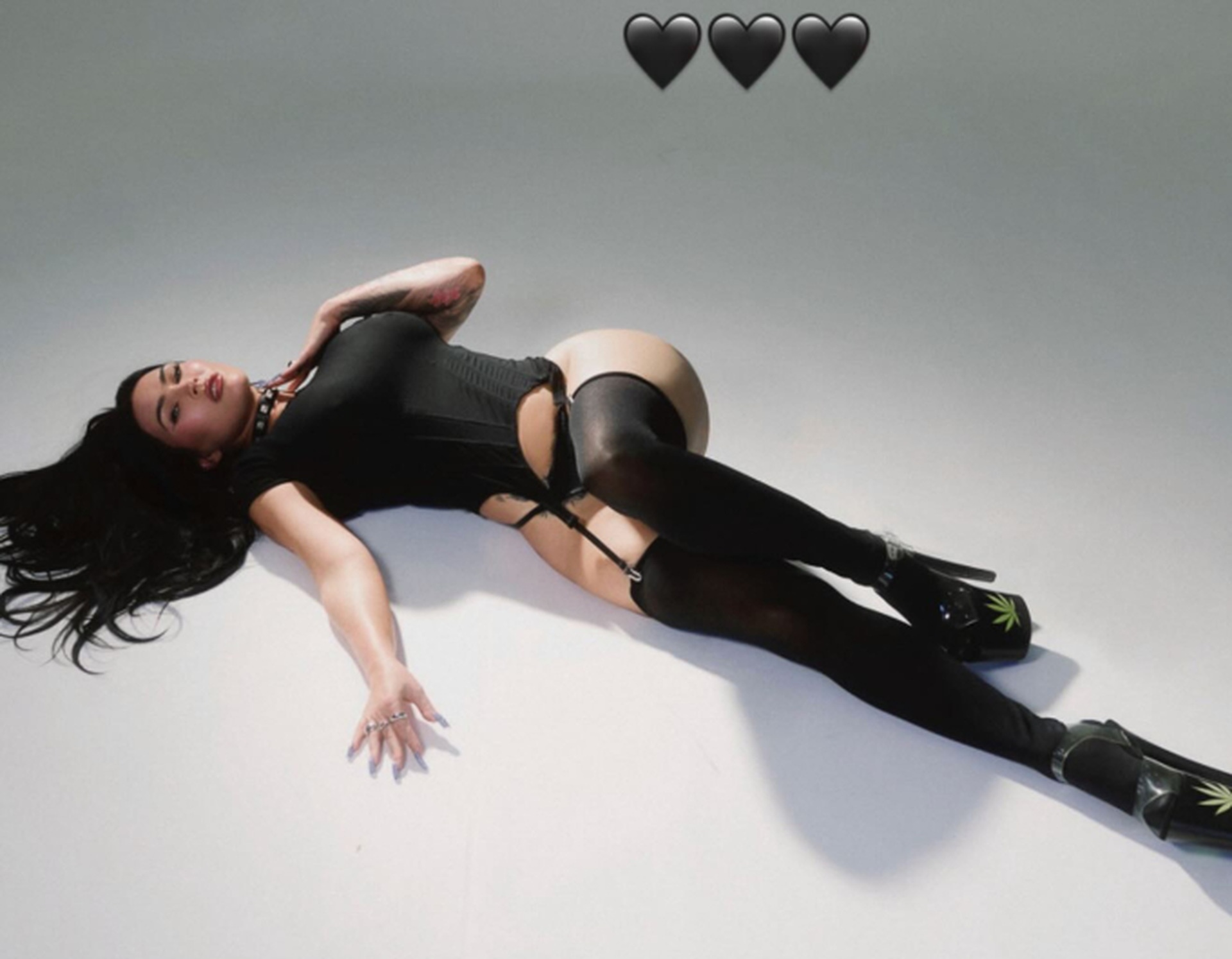 “Quả bom gợi cảm” Megan Fox khoe sắc vóc rực lửa sau 4 lần sinh nở - 3