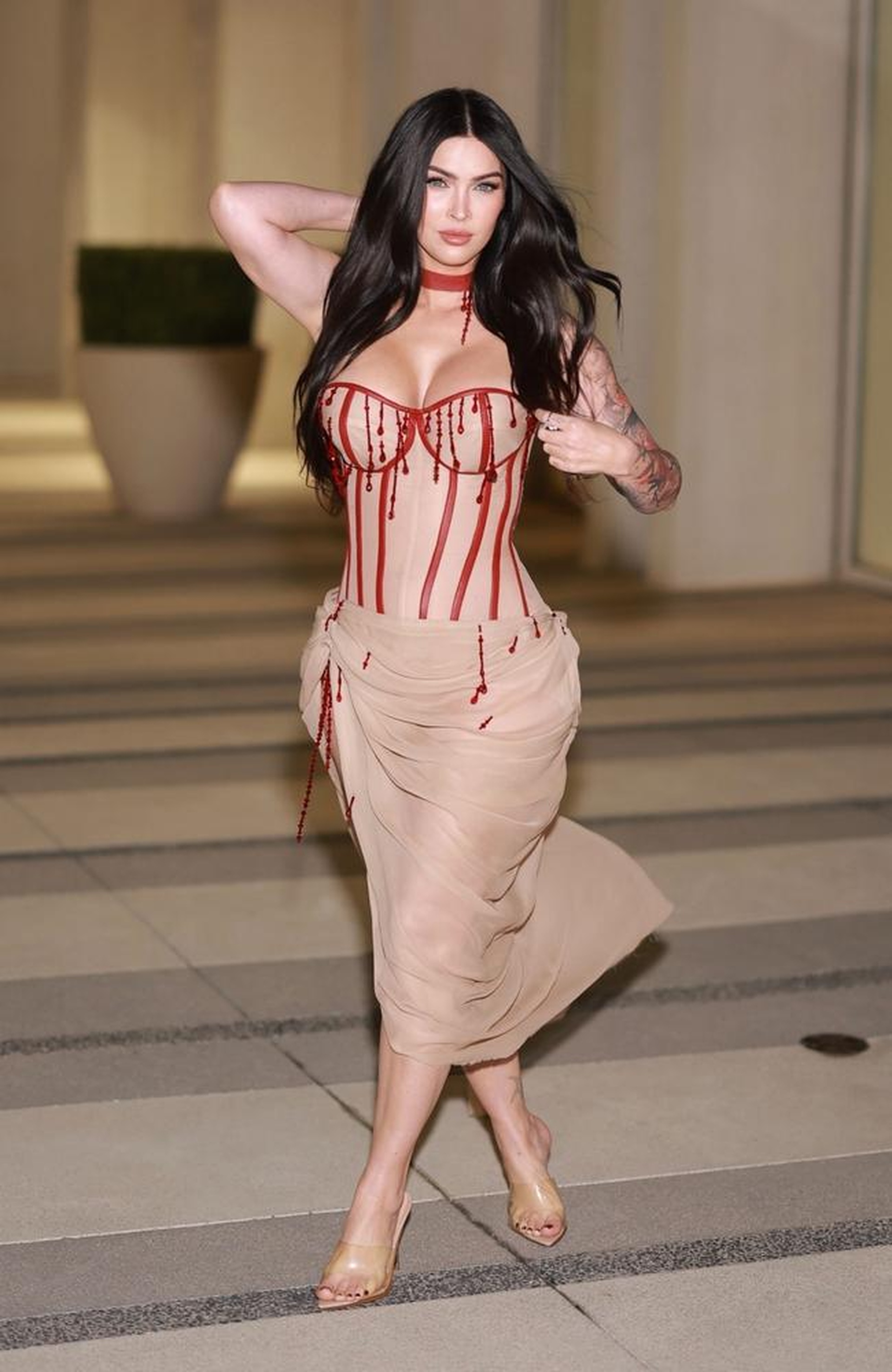 “Quả bom gợi cảm” Megan Fox khoe sắc vóc rực lửa sau 4 lần sinh nở - 10