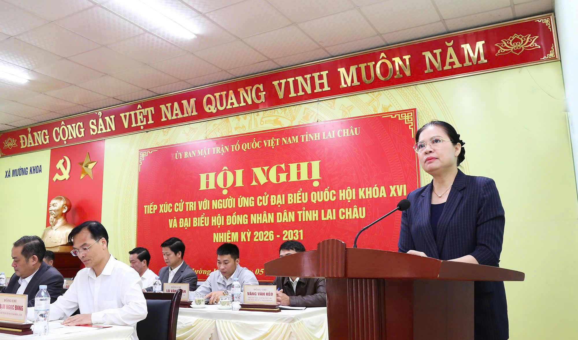 Bà Hà Thị Nga trả lời cử tri về 'nút thắt' phát triển kinh tế - Ảnh 2.