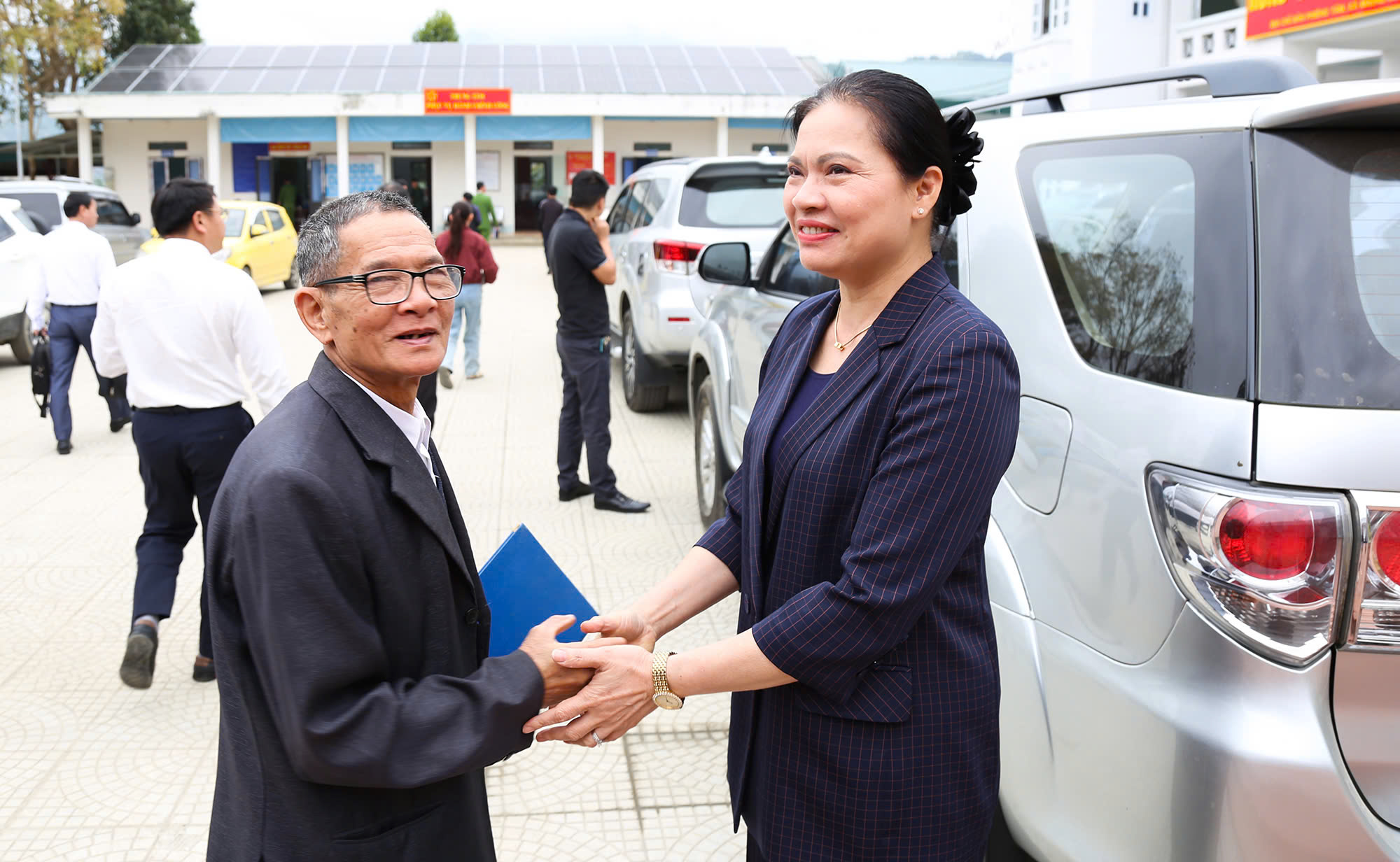 Bà Hà Thị Nga trả lời cử tri về 'nút thắt' phát triển kinh tế - Ảnh 3.