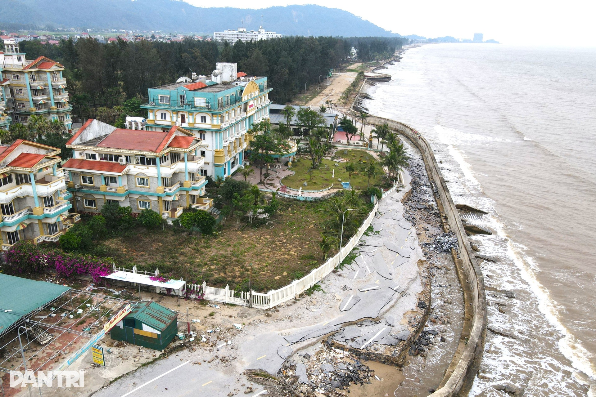 Kè biển Hải Tiến tan hoang nhiều tháng, nguy cơ lỡ hẹn mùa du lịch - 4