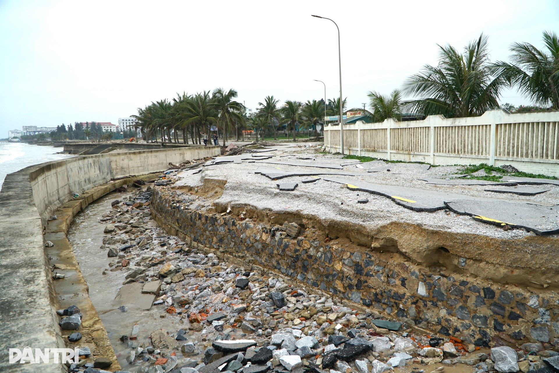 Kè biển Hải Tiến tan hoang nhiều tháng, nguy cơ lỡ hẹn mùa du lịch - 7