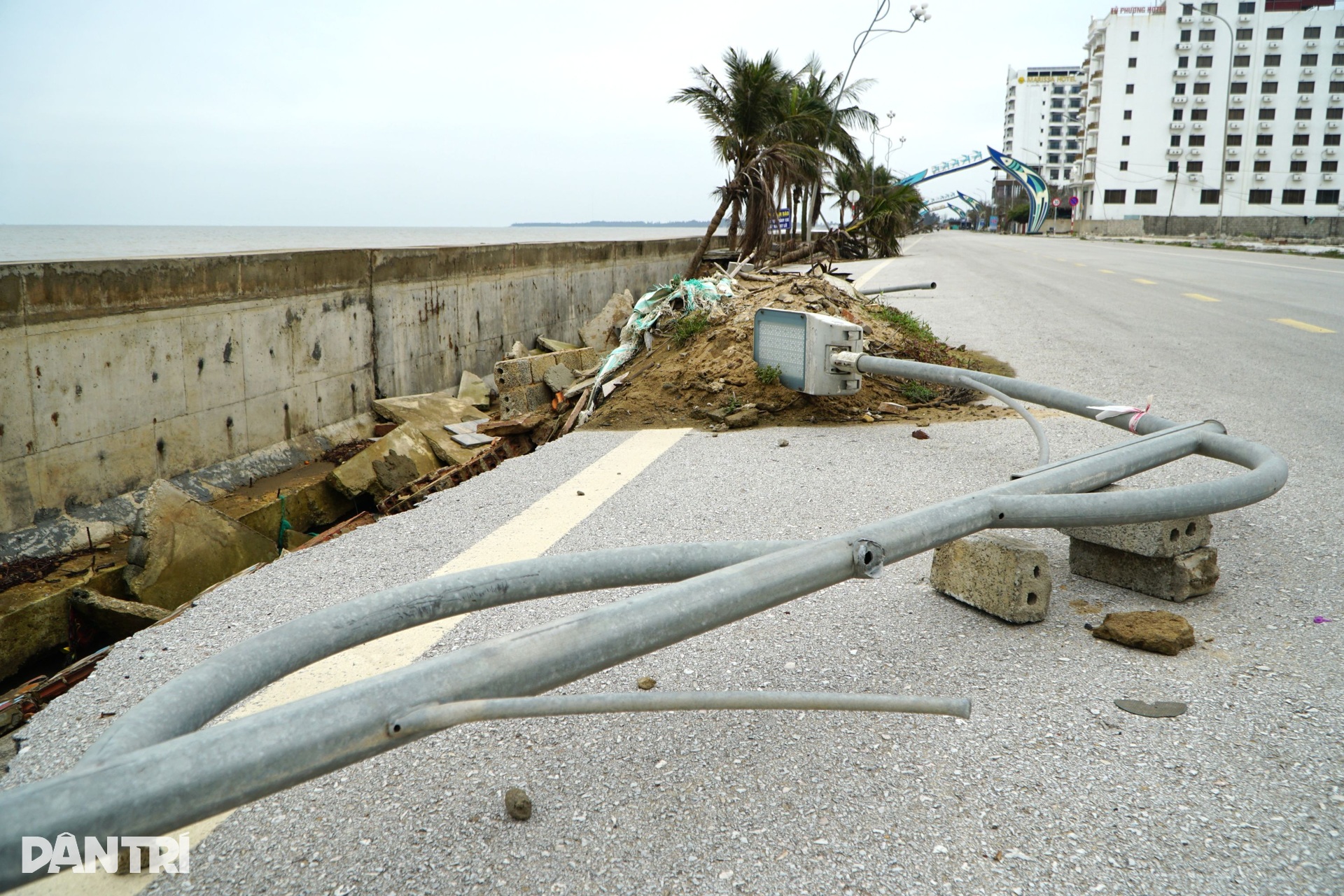 Kè biển Hải Tiến tan hoang nhiều tháng, nguy cơ lỡ hẹn mùa du lịch - 9