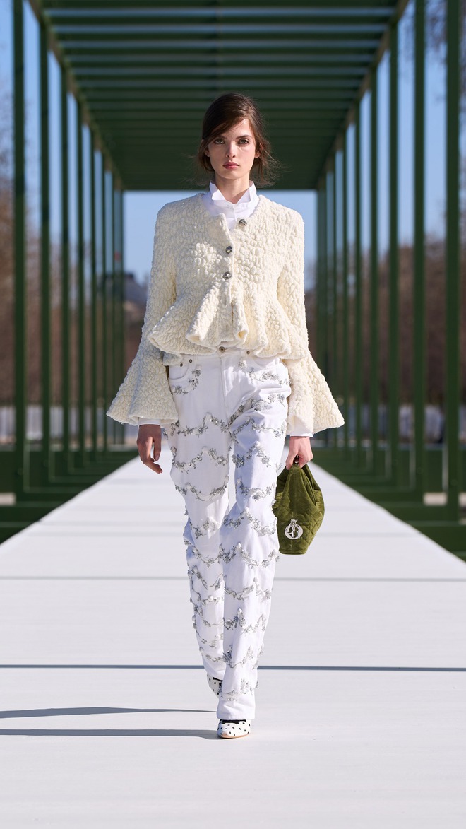 Denim thế hệ mới 'hack' tuổi hiệu quả, thổi bùng tinh thần thanh lịch, thoải mái - Ảnh 2.