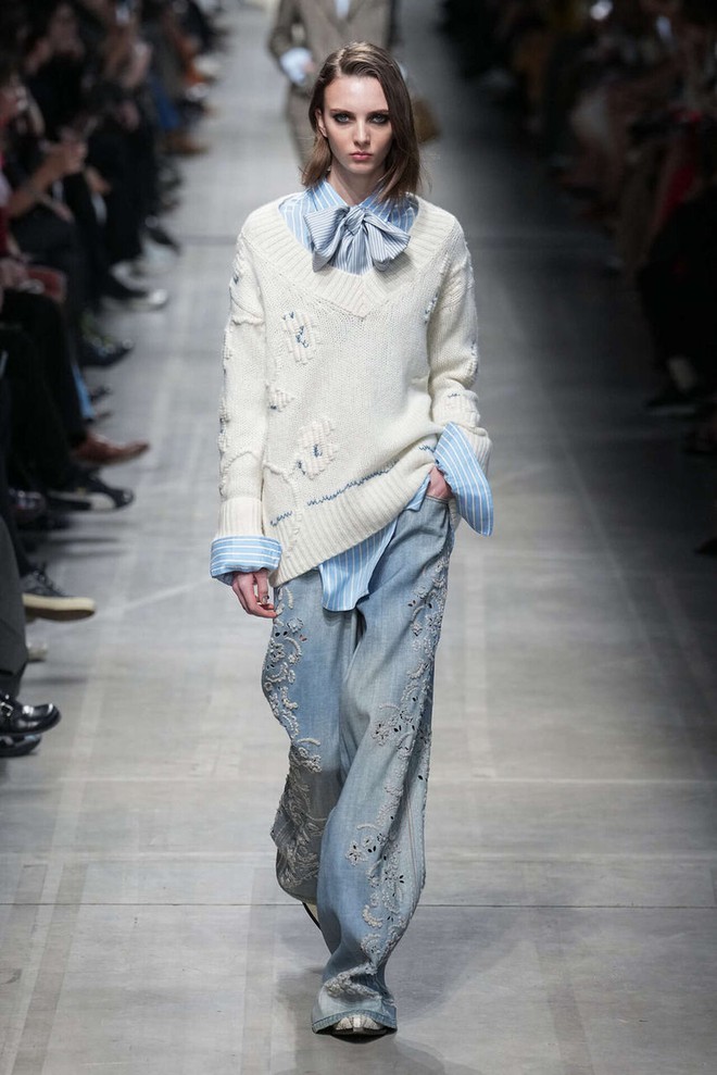 Denim thế hệ mới 'hack' tuổi hiệu quả, thổi bùng tinh thần thanh lịch, thoải mái - Ảnh 4.