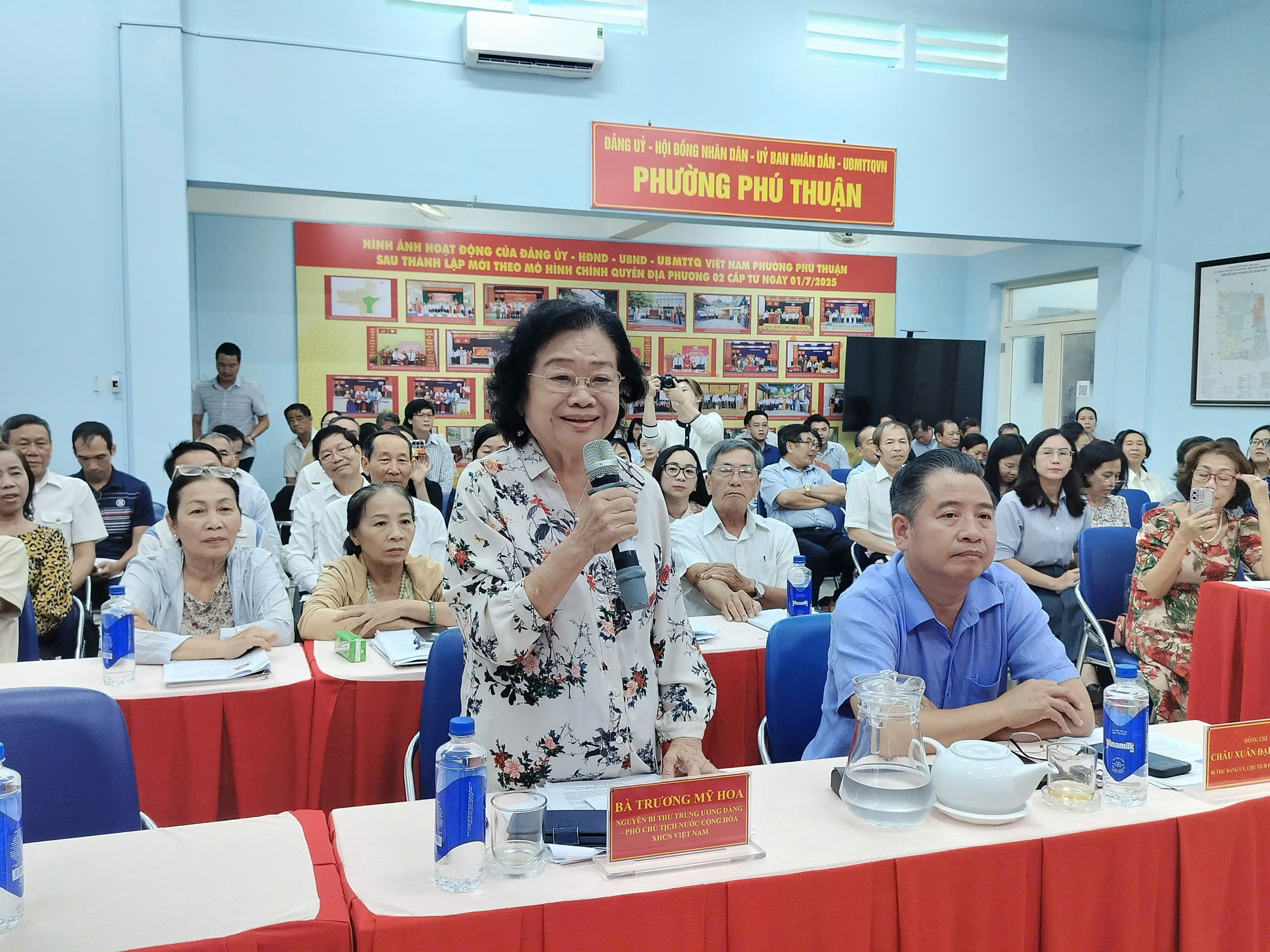 Tổng thư ký Quốc hội Lê Quang Mạnh và các ứng cử viên ĐBQH tiếp xúc cử tri tại TPHCM - Ảnh 4.