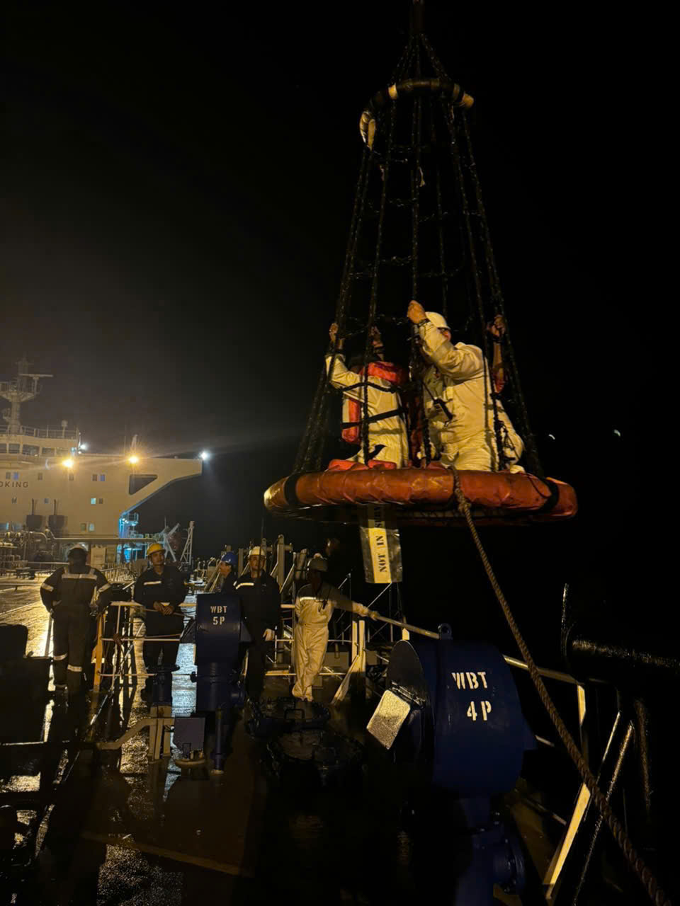 Tàu Việt Nam cứu nạn thuyền viên quốc tế trên biển Oman Trong tình huống khẩn cấp - Ảnh 2.