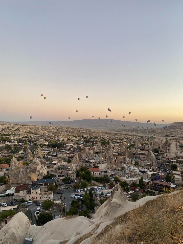 Bạn cũng chia sẻ trải nghiệm ngắm khinh khí cầu tại Cappadocia, Thổ Nhĩ Kỳ, khẳng định đây là nơi nên đến một lần trong đời. Nơi đây đông khách nhưng chụp ảnh không dính người, còn khinh khí cầu thì lúc có, lúc không tùy tình hình khách quan. Nguồn: @daokuaqzaq