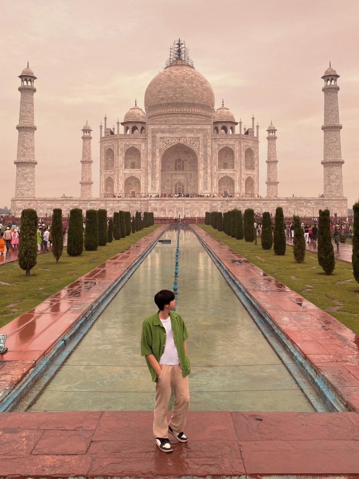 Kiến trúc Taj Mahal nổi tiếng của Ấn Độ sẽ đẹp nếu chụp hình vào lúc bình minh hay hoàng hôn. Nơi đây đông khách, phải kiên nhẫn mới chụp không dính người. Nguồn: @daokuaqzaq