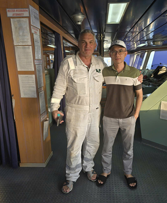 Thuyền trưởng Bùi Đức Tuân (phải) và thuyền trưởng tàu MT MKD VYOM, người Ukaina (trái). Ảnh: NVCC