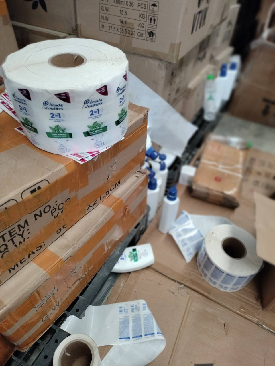 Đột kích một nhà kho, phát hiện hơn 223.000 chai dầu gội đầu, kem đánh răng giả trị giá 52 tỷ đồng- Ảnh 2.