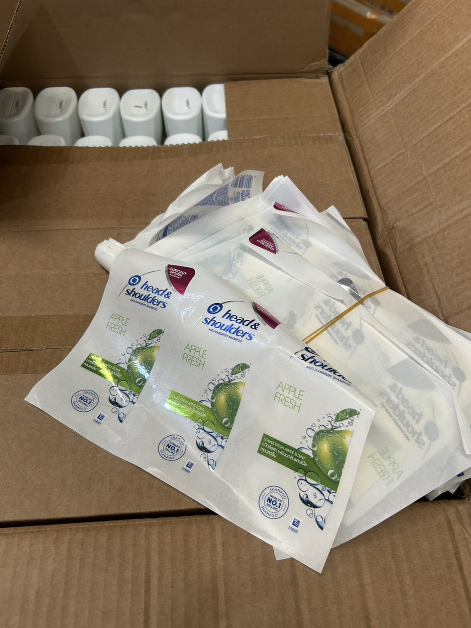 Đột kích một nhà kho, phát hiện hơn 223.000 chai dầu gội đầu, kem đánh răng giả trị giá 52 tỷ đồng- Ảnh 3.