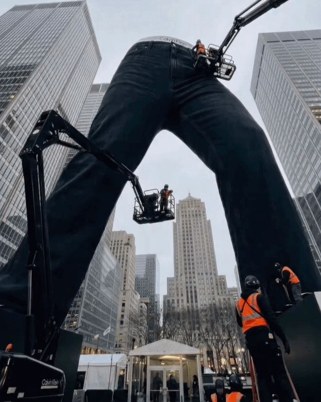 Dân mạng sốc toàn tập khi Calvin Klein dựng tượng Jung Kook mặc quần cao bằng cả toà nhà giữa New York- Ảnh 2.