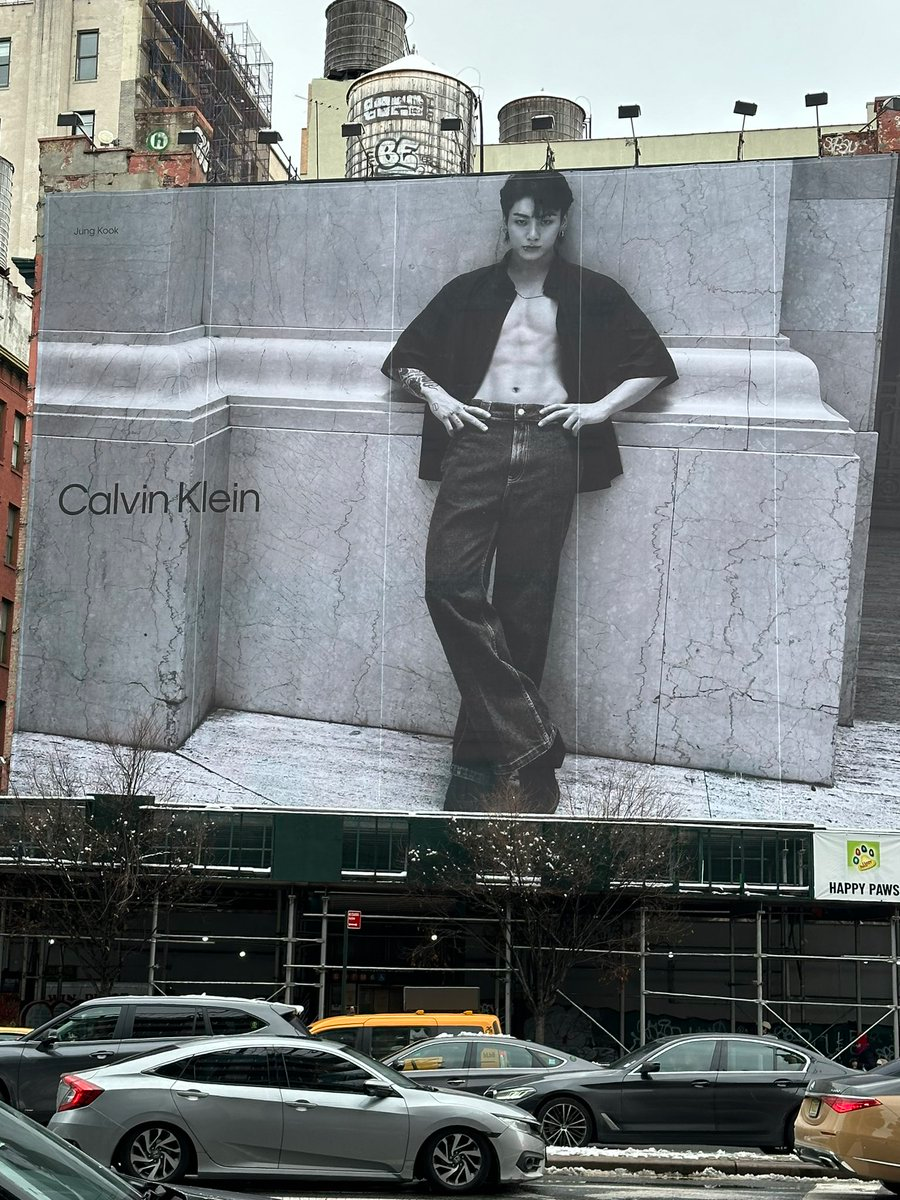 Dân mạng sốc toàn tập khi Calvin Klein dựng tượng Jung Kook mặc quần cao bằng cả toà nhà giữa New York- Ảnh 11.