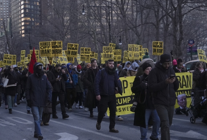 Tuần hành phản đối chiến dịch tập kích Iran ở New York, Mỹ, ngày 2/3. Ảnh: AFP