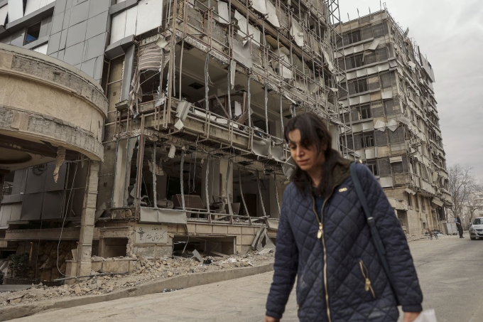 Người phụ nữ đi bộ trên một con đường ở thủ đô Tehran, Iran, sau các cuộc không kích từ Mỹ - Israel hôm 2/3. Ảnh: Reuters