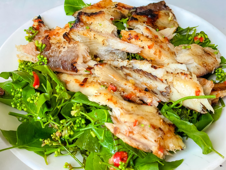 Nếu có dịp tới An Giang, du khách có thể tìm và thưởng thức món gỏi sầu đâu ở nhiều nhà hàng, quán ăn với giá dao động từ 50.000 – 100.000 đồng/đĩa, tùy nguyên liệu. Ảnh: Dương Việt Anh