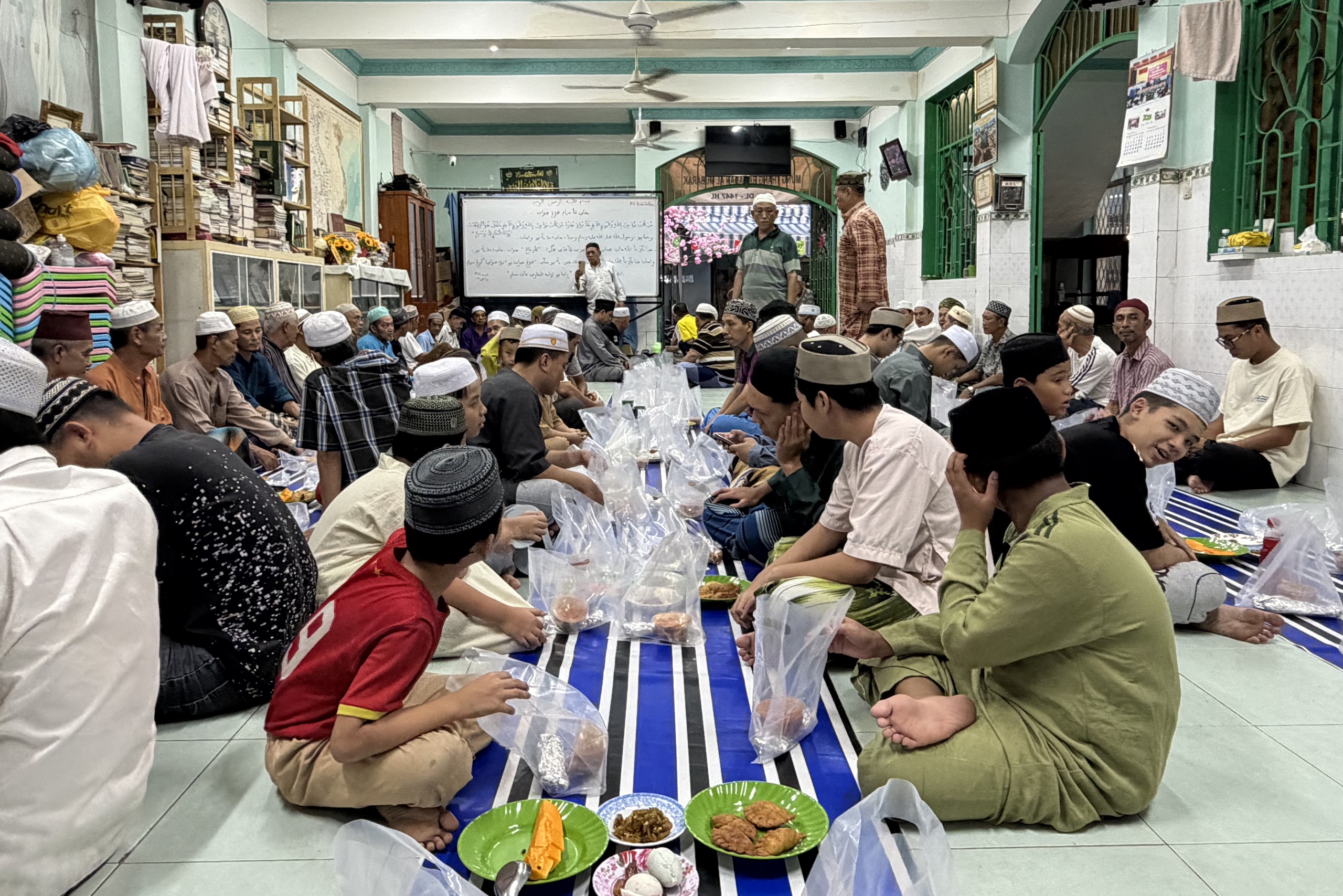 Sau 18 giờ 8 phút, người dân hẻm kiêng rượu bia, thịt heo ở TP.HCM ăn gì?- Ảnh 11.