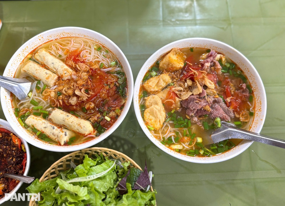 Quán bún nổi tiếng ở Hà Nội bị khách nước ngoài phản ánh kém vệ sinh - 4