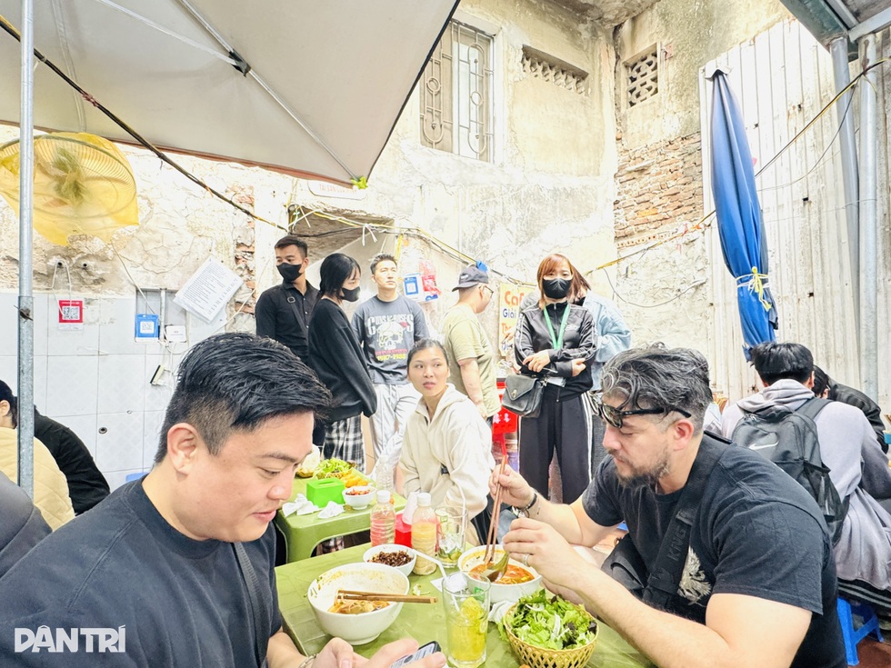 Quán bún nổi tiếng ở Hà Nội bị khách nước ngoài phản ánh kém vệ sinh - 5