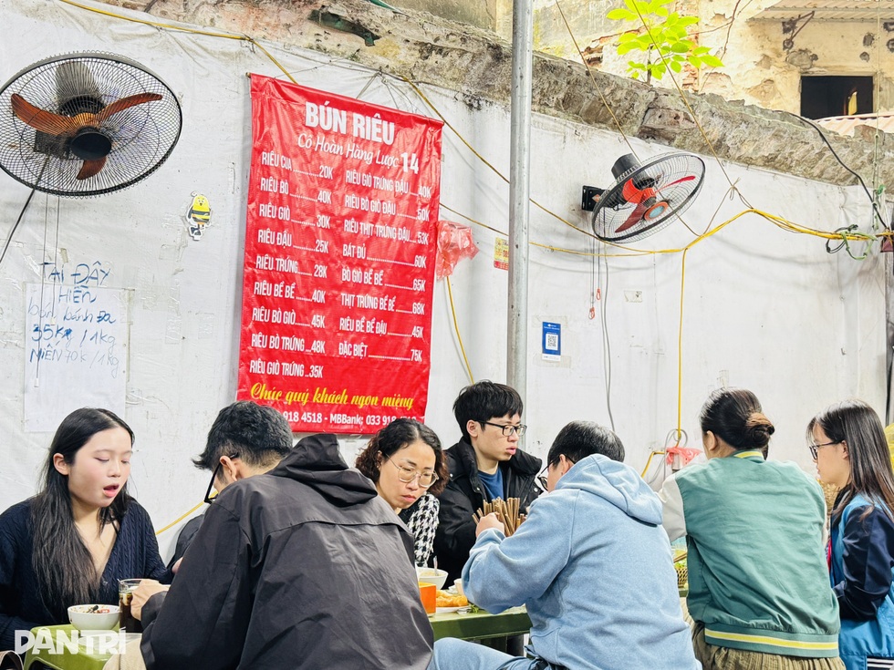 Quán bún nổi tiếng ở Hà Nội bị khách nước ngoài phản ánh kém vệ sinh - 6