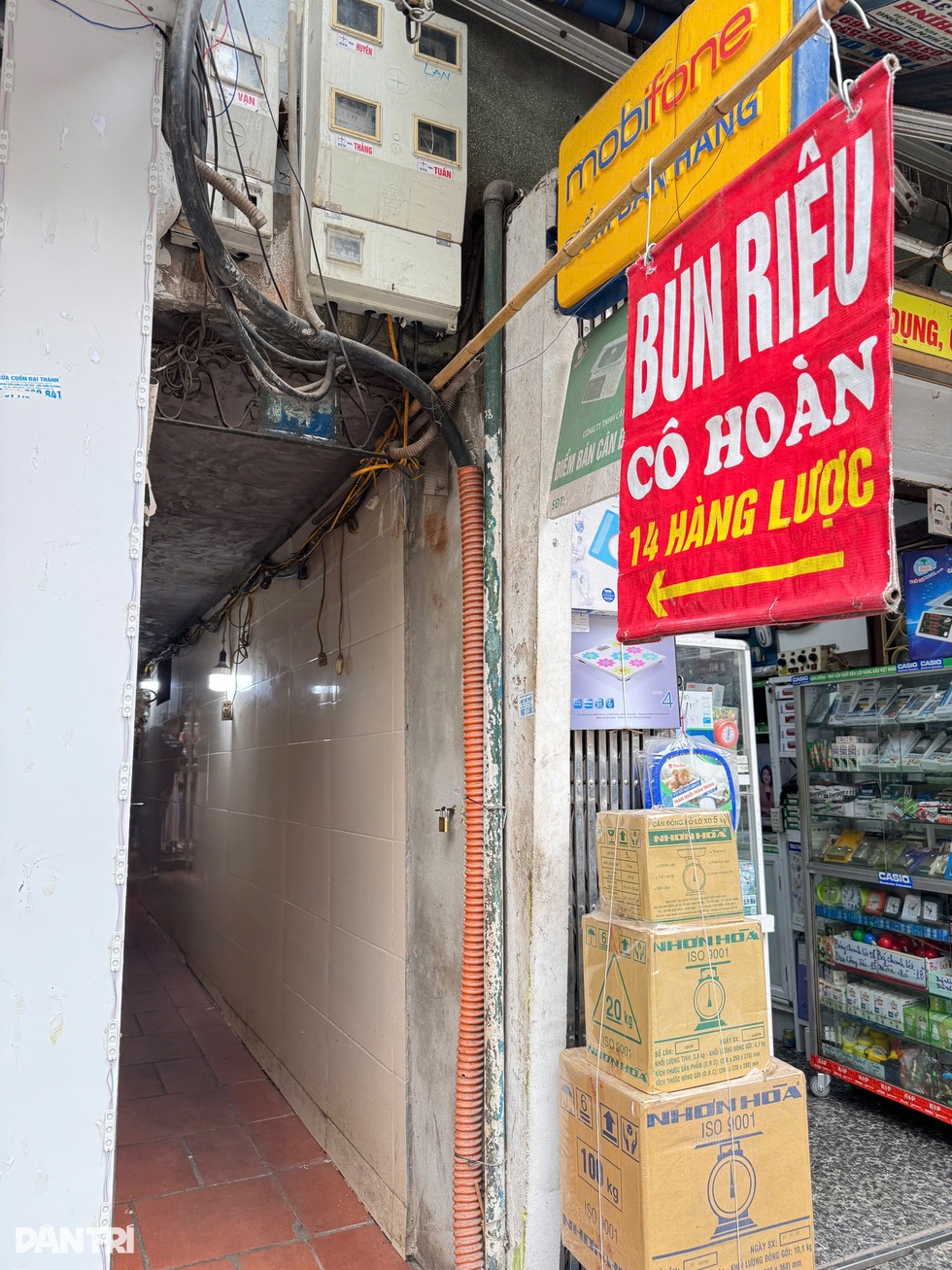 Quán bún nổi tiếng ở Hà Nội bị khách nước ngoài phản ánh kém vệ sinh - 8