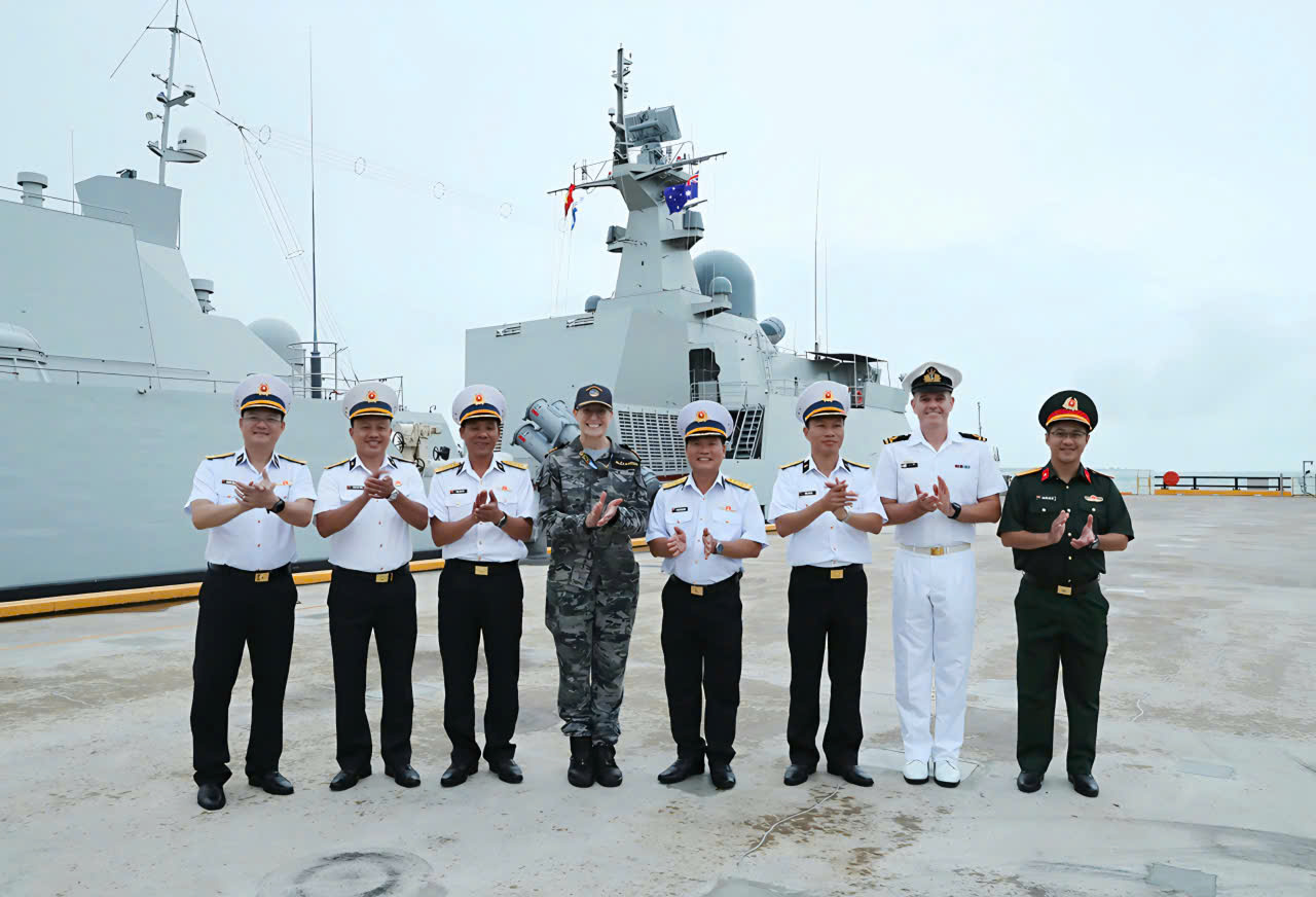 Tàu hộ vệ tên lửa 016 - Quang Trung cập cảng Úc tham gia Lễ duyệt binh 2026 - Ảnh 2.
